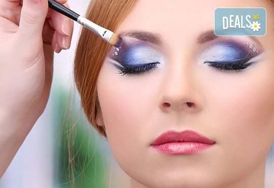 Професионален грим - дневен, вечерен или опушен, масажно измиване, оформяне със сешоар по избор в Женско царство! - Снимка 2