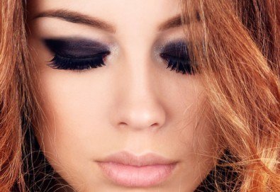 Професионален грим - дневен, вечерен или опушен, масажно измиване, оформяне със сешоар по избор в Женско царство!