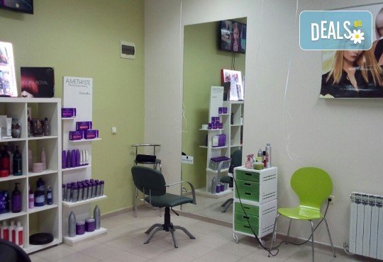 Професионален грим - дневен, вечерен или опушен, масажно измиване, оформяне със сешоар по избор в Женско царство! - Снимка 7