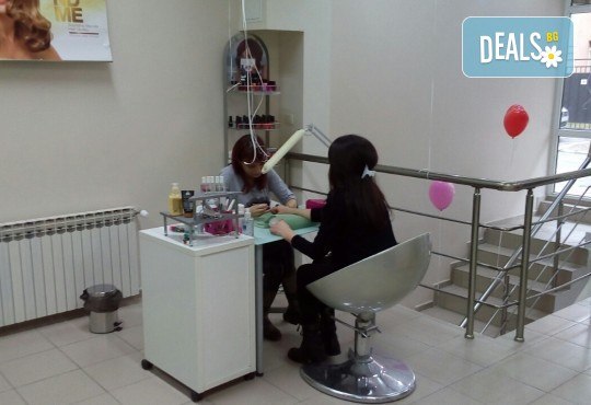 Професионален грим - дневен, вечерен или опушен, масажно измиване, оформяне със сешоар по избор в Женско царство! - Снимка 5