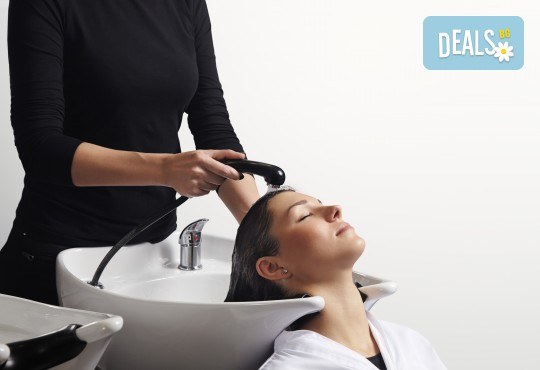Професионална грижа за Вашата коса! Подстригване, масажно измиване, подхранваща маска и подсушаване в салон Виктория - Снимка 2