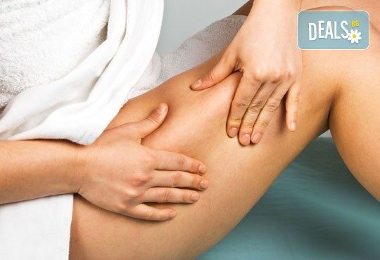 В перфектна форма! Направете 1 или 3 процедури антицелулитен масаж на ТРИ зони, 45 минути в Chocolate Studio - Снимка 1