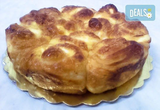 ЕДИН или ДВА килограма домашна вързана баница със сирене, яйца, кашкавал, гауда и дърпани кори от Пекарна СЛЪНЦЕ! - Снимка 1