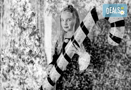 Магично предложение за Вас и Вашето семейство! Коледна фотосесия с 25 обработени кадъра от Pandzherov Photography - Снимка 8