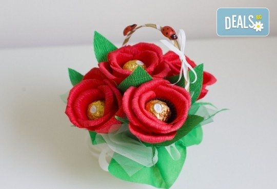 Букет Нежност или Калина, съставен от шоколадови бонбони и красиви декорации, от Онлайн магазин за подаръци Банана - Снимка 1