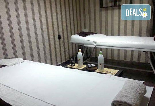 Шоколадов релакс за двама! Терапия Тройно шоколадово блаженство: синхронен шоколадов масаж за двама, маска за лице с чист козметичен шоколад и комплимент: бял или черен шоколад за десерт от Chocolate studio - Снимка 5