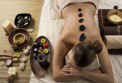 Геотермална СПА терапия! Масаж на цяло тяло със суфле от вулканични камъни и изворна вода, маска на масажна яка или кръст и инфрачервена борова сауна в Senses Massage & Recreation!