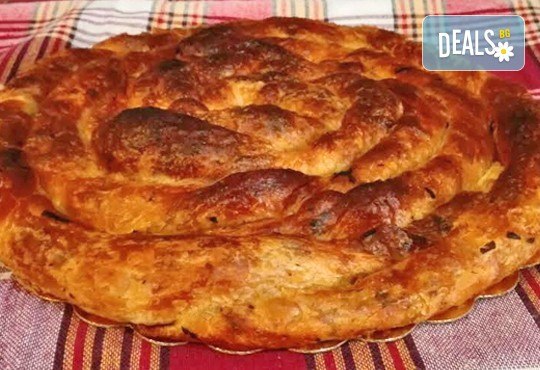 Нова празнична оферта! Домашна вързана баница с късмети, тиквеник с орехи, погача с орнаменти и паричка или малка питка с паричка от Работилница Рави! - Снимка 7