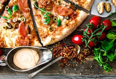 Голяма фамилна пица: Капричоза, Попай, Поло, Кариола или др. за вкъщи или за консумация на място в Ресторант Златна круша!