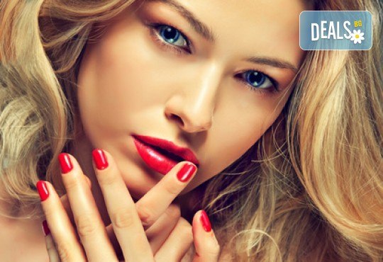 Цялостна визия за празниците! Подстригване, кичури тип балеаж или омбре, оформяне на прическа и маникюр в салон Веслец - Снимка 1