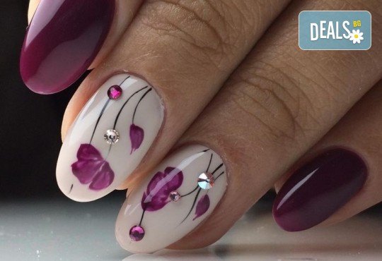 Завършете стила си със страхотен маникюр с гел лак Bluesky и 2 камъчета в салон за красота Vintage Dolls - Снимка 2