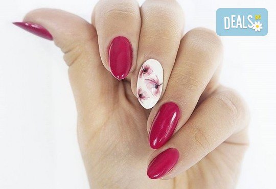 Завършете стила си със страхотен маникюр с гел лак Bluesky и 2 камъчета в салон за красота Vintage Dolls - Снимка 3