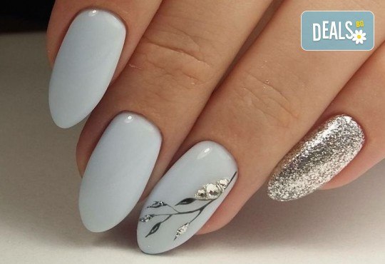 Завършете стила си със страхотен маникюр с гел лак Bluesky и 2 камъчета в салон за красота Vintage Dolls - Снимка 1