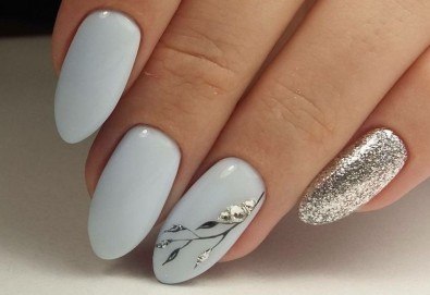 Завършете стила си със страхотен маникюр с гел лак Bluesky и 2 камъчета в салон за красота Vintage Dolls