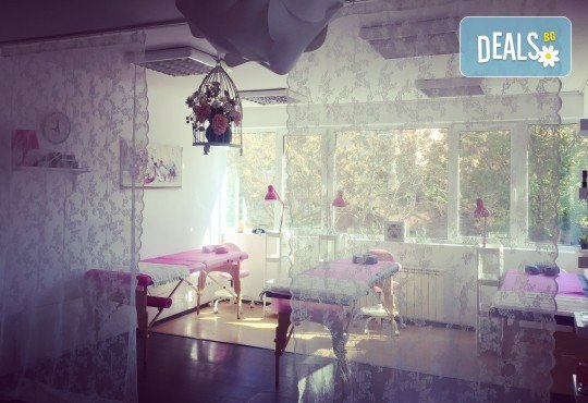 Завършете стила си със страхотен маникюр с гел лак Bluesky и 2 камъчета в салон за красота Vintage Dolls - Снимка 7