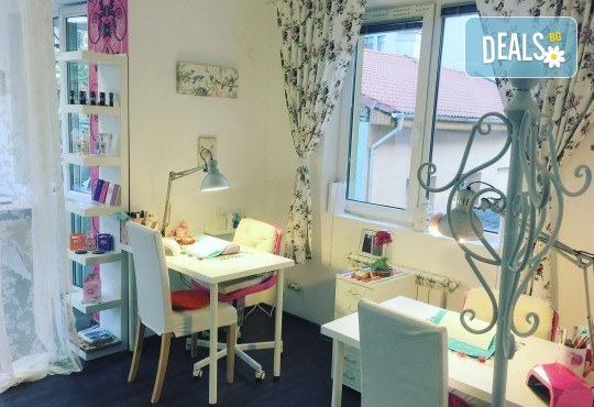 Завършете стила си със страхотен маникюр с гел лак Bluesky и 2 камъчета в салон за красота Vintage Dolls - Снимка 10