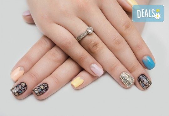 Завършете стила си със страхотен маникюр с гел лак Bluesky и 2 камъчета в салон за красота Vintage Dolls - Снимка 4