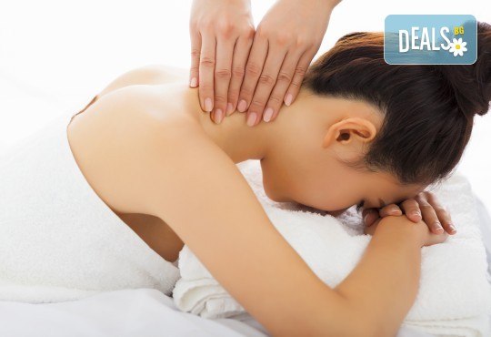 Релаксирайте и се отървете от болките с лечебен масаж на гръб с медицински масла в масажно студио Боди баланс - Снимка 1