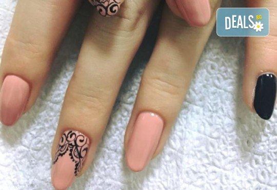 Красиви ръце! Дълготраен маникюр с гел лак Le Vole и 2 декорации в Студио за маникюр Vess Nails - Снимка 12
