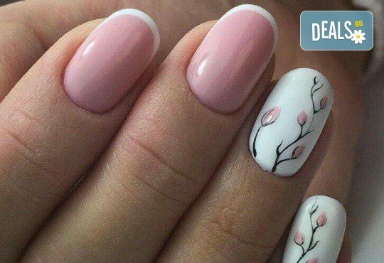 Красиви ръце! Дълготраен маникюр с гел лак Le Vole и 2 декорации в Студио за маникюр Vess Nails - Снимка 4