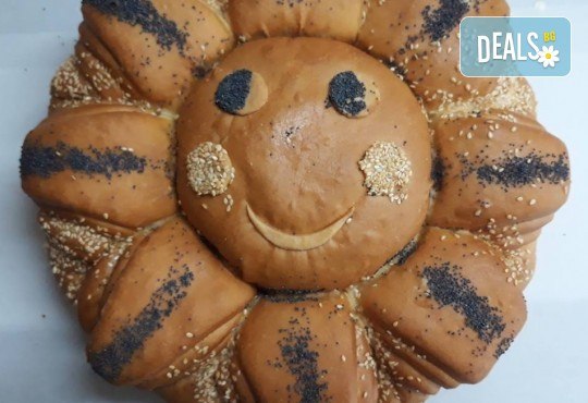 За Коледа и Нова година! Супер предложение с коледно-новогодишни баница с късмети, тиквеник, щрудел и погача с надпис Весела Коледа или ЧНГ 2018 от Пекарна Слънце! - Снимка 3