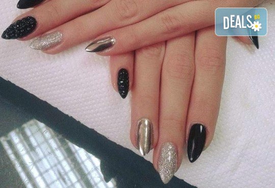 Прекрасни ръце! АРТ маникюр с гел лак, 4 рисувани декорации и арт елементи при маникюрист в Студио за маникюр Vess Nails - Снимка 8