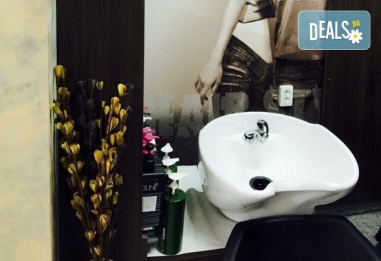 Mикродермабразио и успокояваща маска според типа кожа в салон за красота Incanto Dream, Студентски град! - Снимка 4