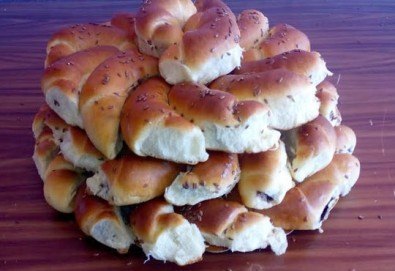 Вземете един или два килограма домашни козуначени кифлички с шоколад или мармалад от Работилница за вкусотии Рави