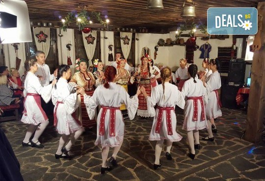 Танцувайте български хора и ръченици! 8 урока във Фолклорен клуб BODY FOLK в жк. Борово, Зала Пчела - Снимка 7