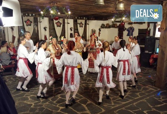 Танцувайте български хора и ръченици! 8 урока във Фолклорен клуб BODY FOLK в жк Надежда - Културен дом Надежда - Снимка 1