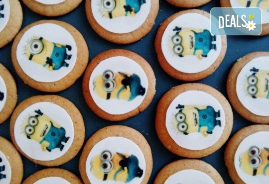 Изненадайте Вашия малчуган! Детски бисквити със снимка на любим герой: Мики Маус, Миньоните, Макуин, Елза или с друга снимка по избор от Muffin House! - Снимка 1
