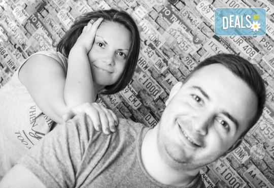 Професионална студийна фотосесия за двойки, специално за Свети Валентин, с 20 обработени кадъра от Pandzherov Photography! - Снимка 4