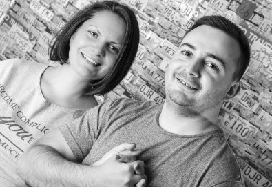 Професионална студийна фотосесия за двойки, специално за Свети Валентин, с 20 обработени кадъра от Pandzherov Photography!