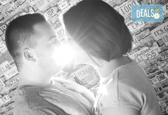 Професионална студийна фотосесия за двойки, специално за Свети Валентин, с 20 обработени кадъра от Pandzherov Photography! - Снимка 5