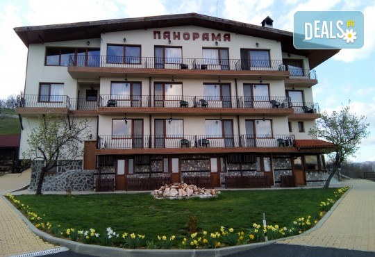 Традиционна атмосфера за Гергьовден в Златоград! 2 нощувки със закуски в хотел Панорама 3*, ползване на басейн, фитнес и СПА, транспорт и екскурзовод - Снимка 3
