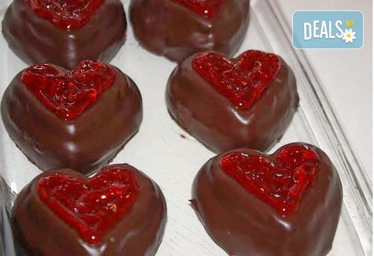 В знак на обич! Изненадайте любим човек с 2 или 4 сърца от белгийски шоколад с желе от малини и опаковани в красива кутийка от сладкарница Сладост! - Снимка 2