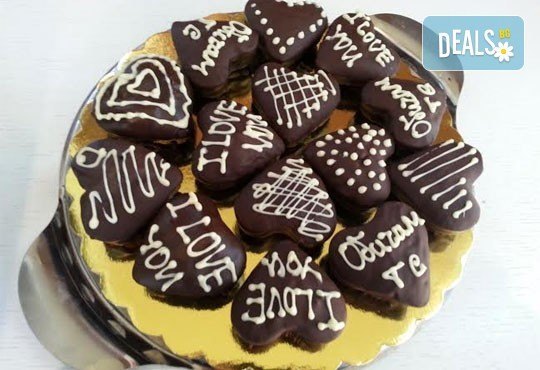 Нежен жест! 9 ръчно изработени сърца, покрити с белгийски шоколад и опаковани в красива кутийка от сладкарница Сладост! - Снимка 1