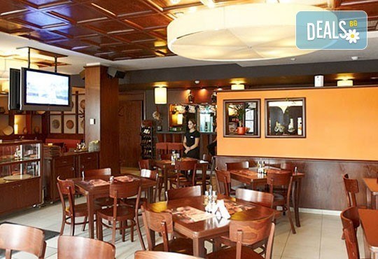 2 малки пици по избор: Капричоза, Калцоне, Поло, Хавай, Прошуто или друга от Ресторанти Златна круша! - Снимка 4