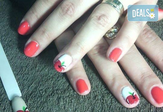 За безупречни ръце! Дълготраен маникюр с гел лак, с или без декорации и бонус: премахване на стар гел лак в салон за красота Queenberry - Снимка 3