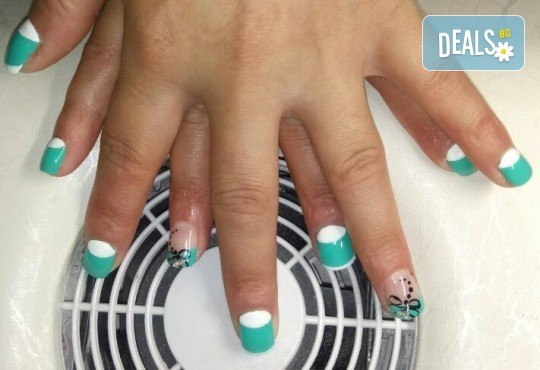 За безупречни ръце! Дълготраен маникюр с гел лак, с или без декорации и бонус: премахване на стар гел лак в салон за красота Queenberry - Снимка 4