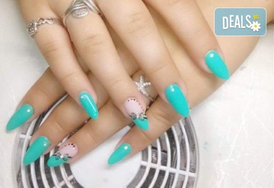 За безупречни ръце! Дълготраен маникюр с гел лак, с или без декорации и бонус: премахване на стар гел лак в салон за красота Queenberry - Снимка 9