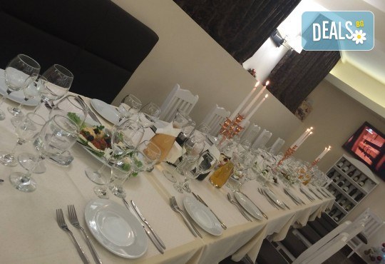 Предложение за 14-ти февруари! Празнувайте Деня на любовта и виното с четиристепенно меню и селекция напитки + концерт на Асен Масларски и Милица Божинова, DJ и томбола с награди в изискания ресторант Везна! - Снимка 7