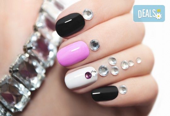 Перфектен стил с дълготраен маникюр с гел лак Gelish, Bluesky или Black Bottle, бонус: поставяне на 2 камъчета и сваляне на стар гел лак в студио Мария в Павлово! - Снимка 1