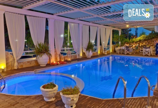 Уикенд за Осми март в Hotel Secret Paradise 4*, Неа Каликратия, Халкидики! 1 нощувка със закуска и вечеря с жива музика, транспорт, ползване на басейн и фитнес - Снимка 2