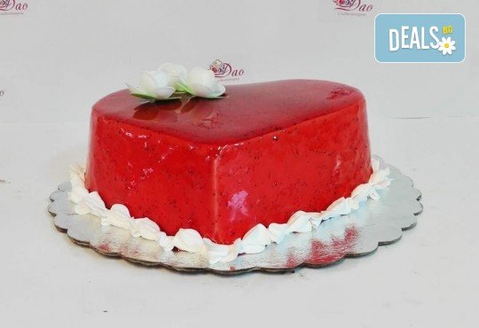Тематична торта за Деня на вклюбените във форма на сърце с пухкав ванлов крем и плодове + надпис по избор от сладкарница Дао! - Снимка 2