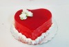 Тематична торта за Деня на вклюбените във форма на сърце с пухкав ванлов крем и плодове + надпис по избор от сладкарница Дао! - thumb 1