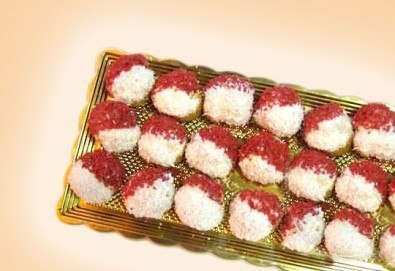 За Баба Марта! 50 бр. еклери Мартенички с баварски крем, корал червен портокал и кокос от Сладкарница Орхидея