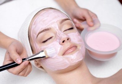 Почистване на лице с ултразвукова шпатула, вкарване на серум с ултразвук, нанасяне на маска с или без кислородна терапия по избор в Женско царство - Център /Хасиенда/ !