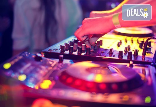 DJ / дисководещ за вашия абитуриентски бал, сватба или друго събитие, на място по ваш избор, от Парти агенция Естер Евент! - Снимка 1