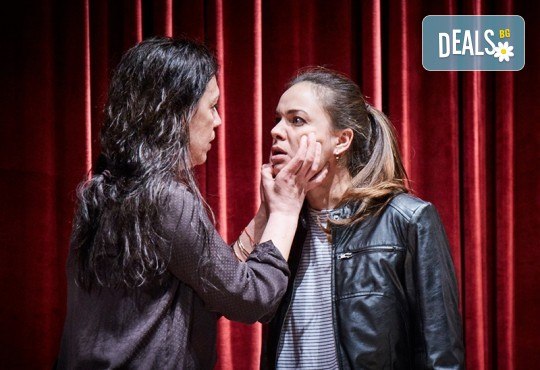 Гледайте Станка Калчева и Силвия Лулчева в „Като трохи на прозореца“ на 14.04. от 19 ч. в Младежки театър, камерна сцена, 1 билет - Снимка 1